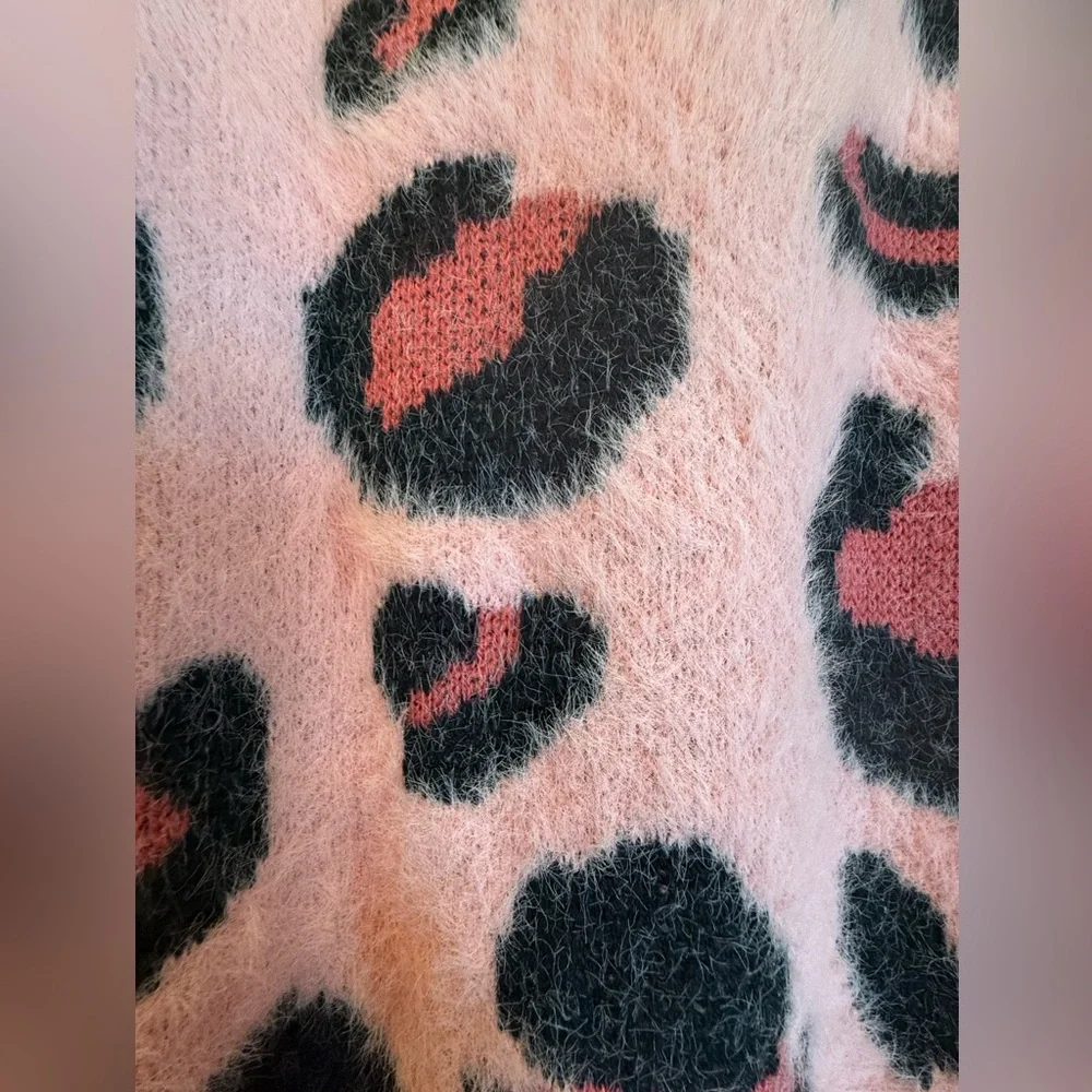 Ebby & I Pink Cheetah Fuzzy Scoop Neck Pullover Oversized Sweater Womens Size M